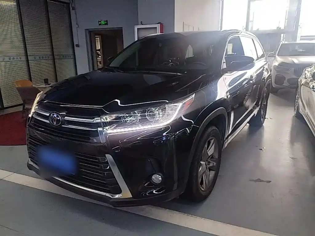 Toyota Highlander 2021 2.0T Luxury 7 мест