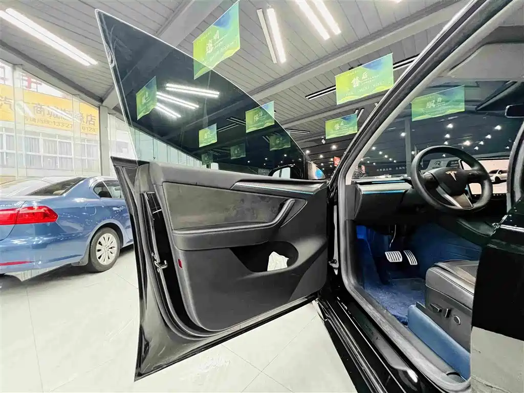 Tesla Model Y — миниатюра 12