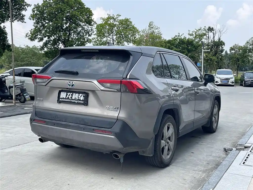Toyota RAV4 — миниатюра 9