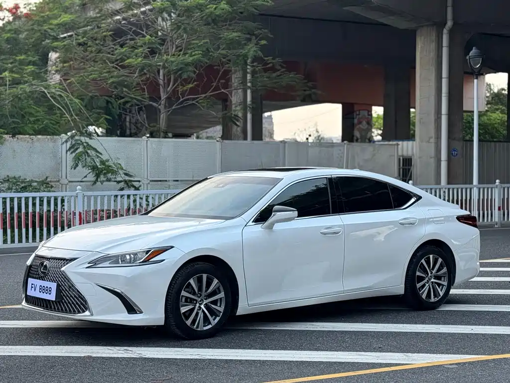 Lexus ES 2021