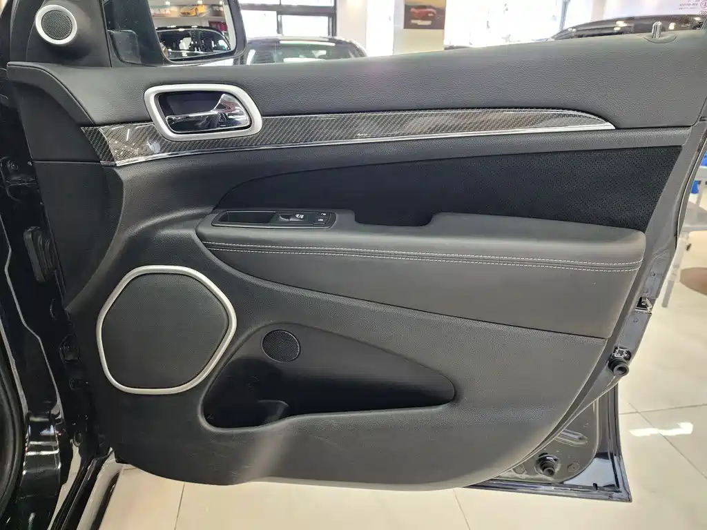 Jeep Grand Cherokee SRT — миниатюра 13
