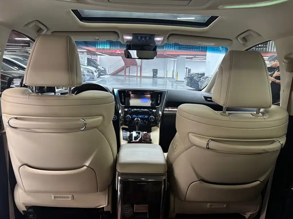 Toyota Alphard — миниатюра 8