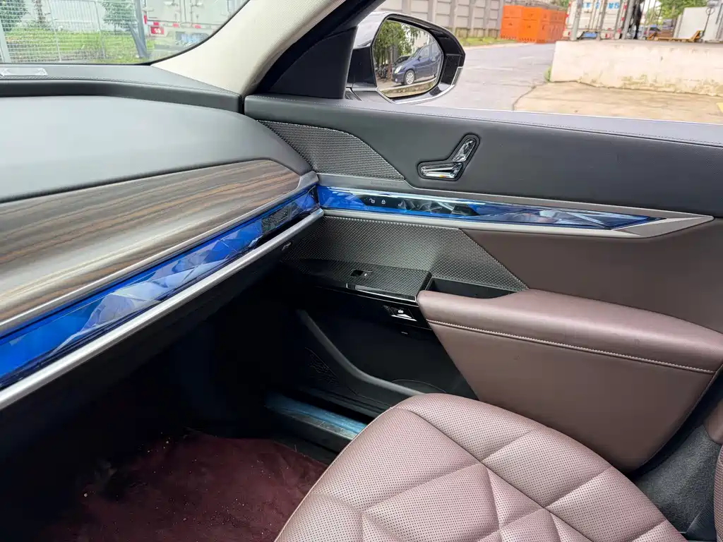 BMW 7 Series — миниатюра 6