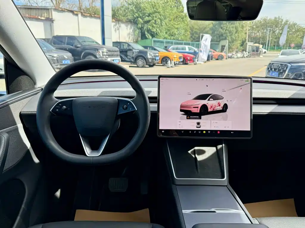 Tesla Model Y — миниатюра 8