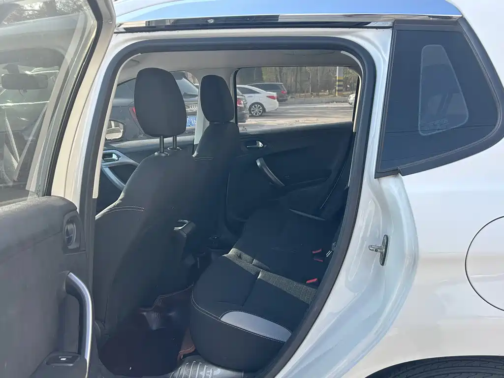 Peugeot 2008 2014 1.6L MT