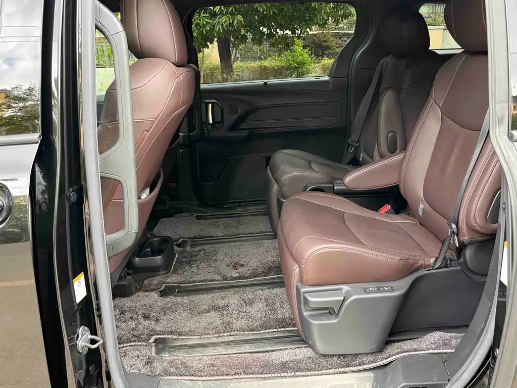 Toyota Sienna — миниатюра 19
