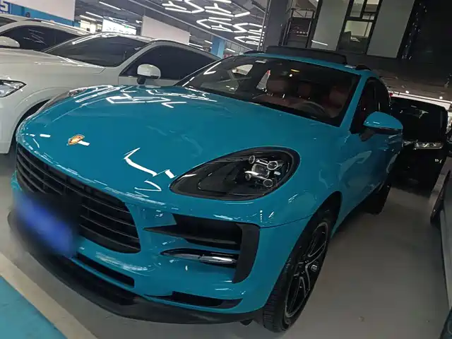PORSCHE MACAN