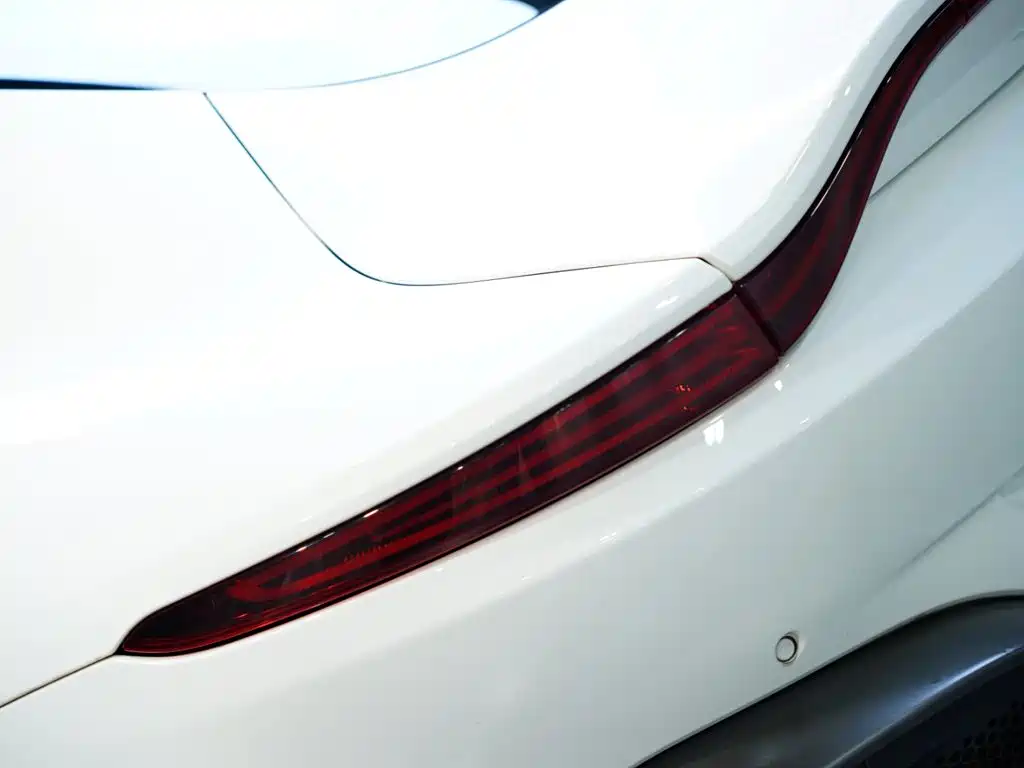 Aston Martin V8 Vantage — миниатюра 19