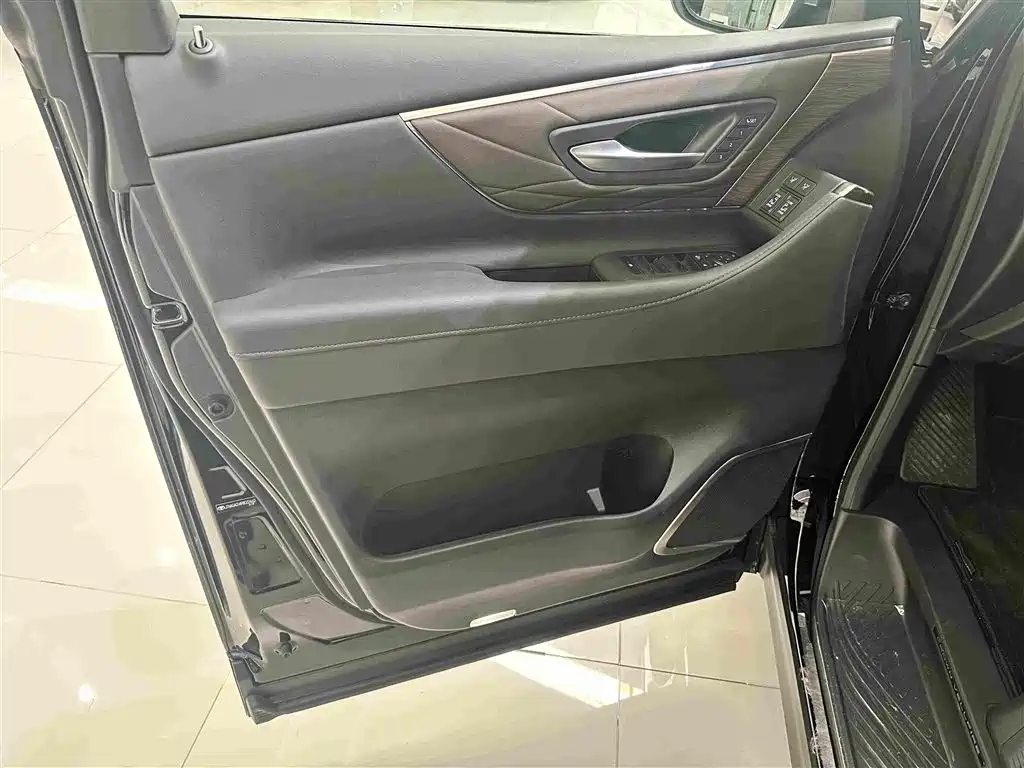 Toyota Vellfire — миниатюра 7