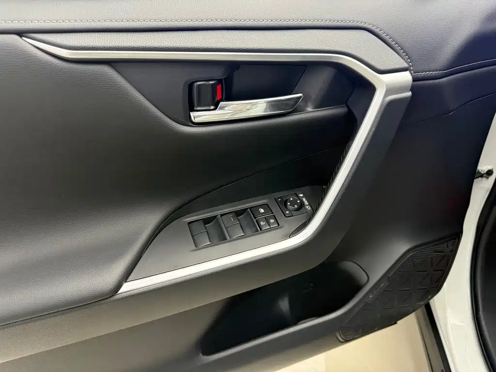 Toyota RAV4 — миниатюра 10
