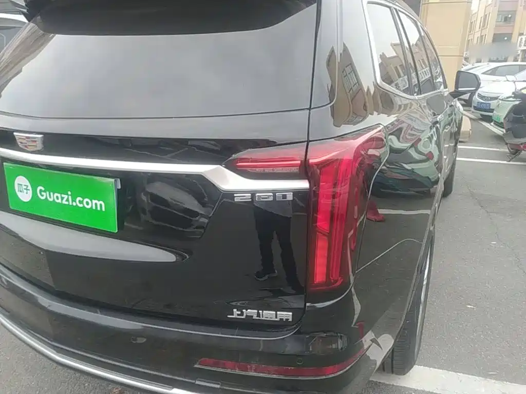 Cadillac XT6 2021 28T мест