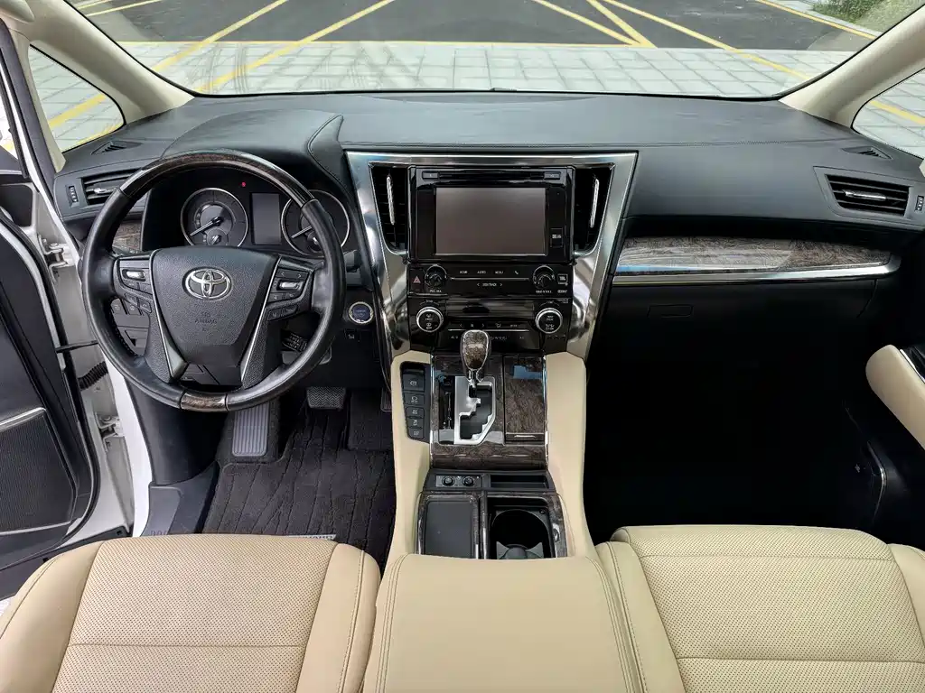 Toyota Alphard — миниатюра 9