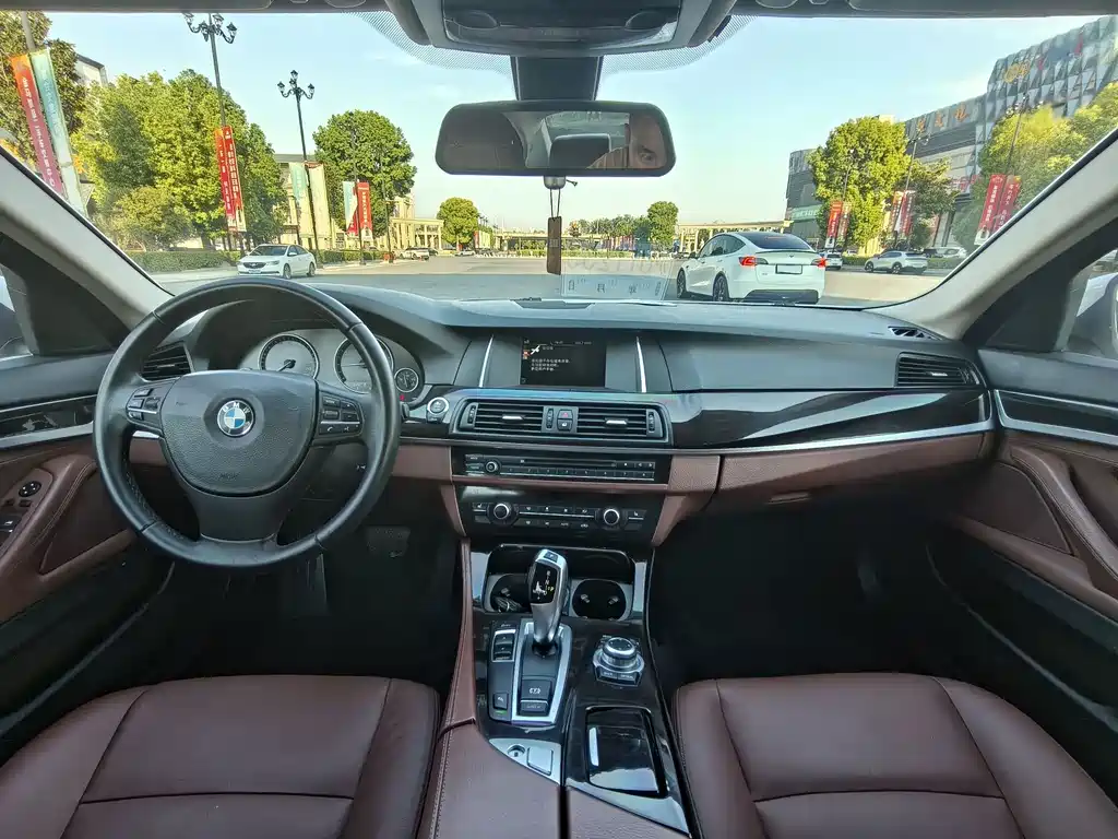 BMW 5 Series — миниатюра 12