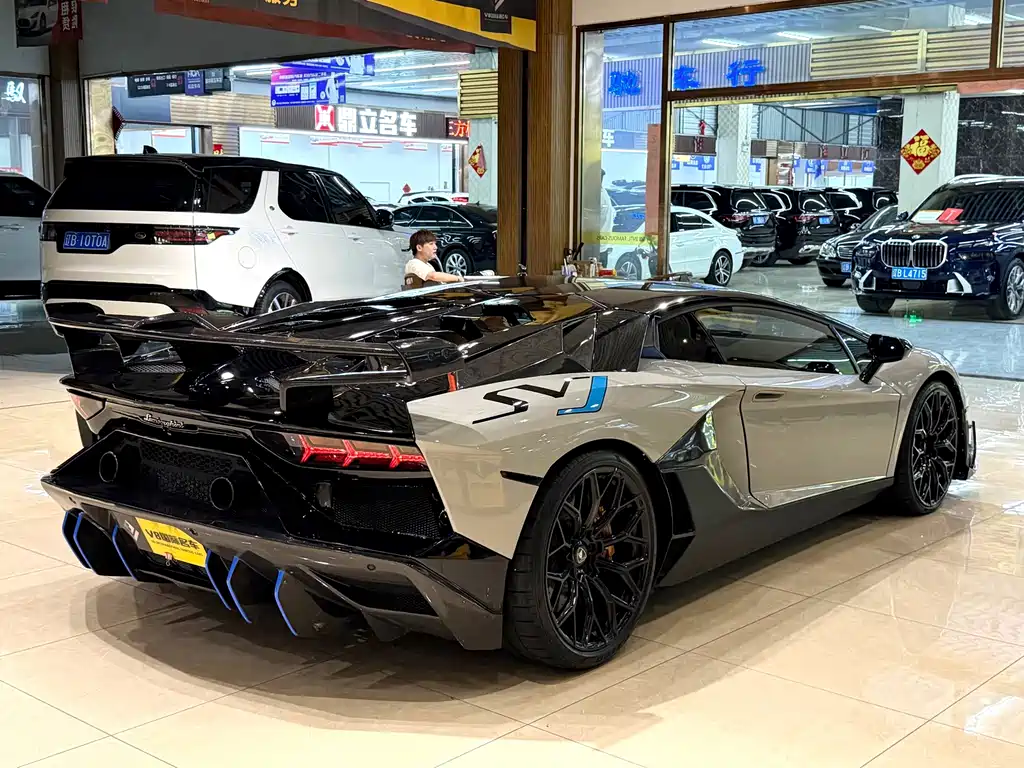 Lamborghini Aventador — миниатюра 8