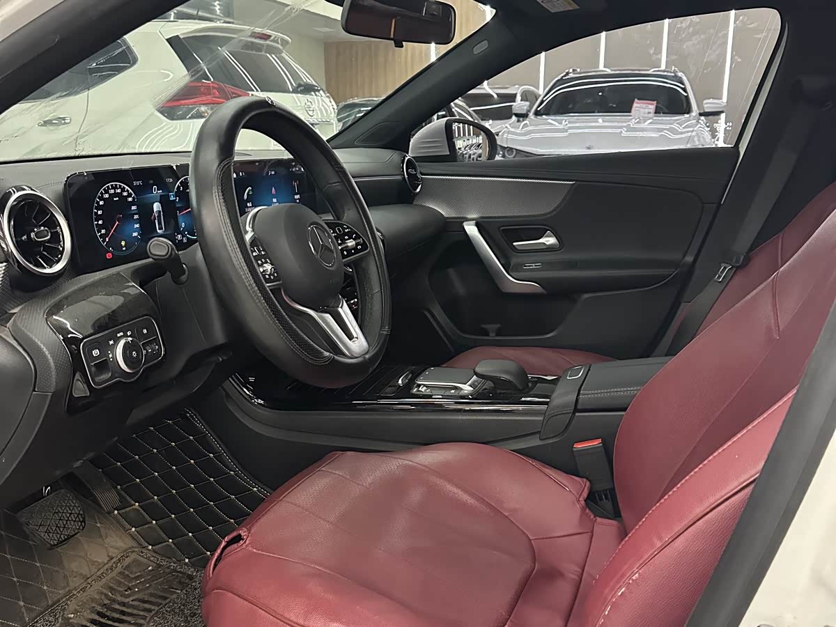 Mercedes-Benz A-Class 1.3 л 2022 г. Белый, пробег 25000 км