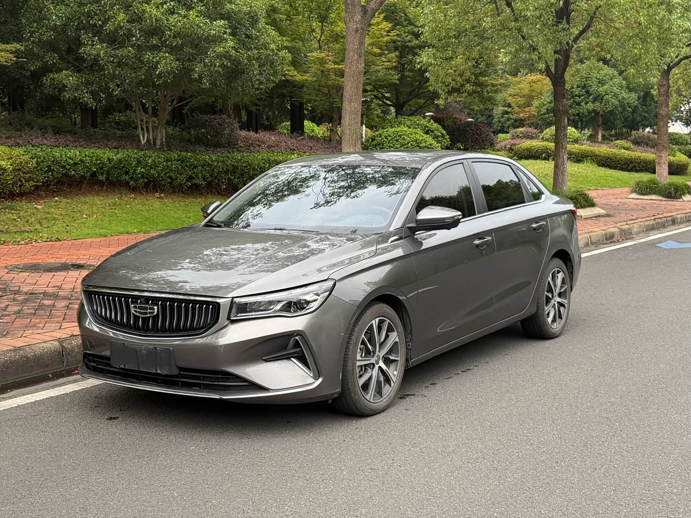 Geely Emgrand 1.5 л 2021 г. Серебристо-серый, пробег 18000 км