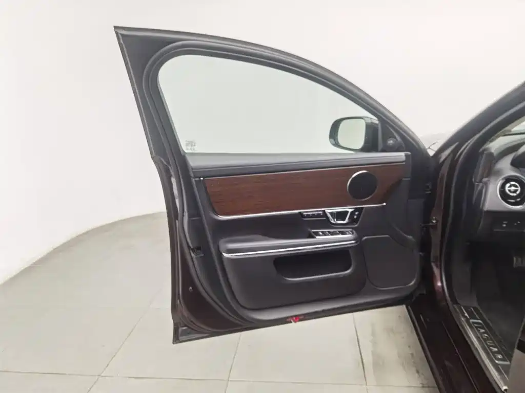Jaguar XJ — миниатюра 8