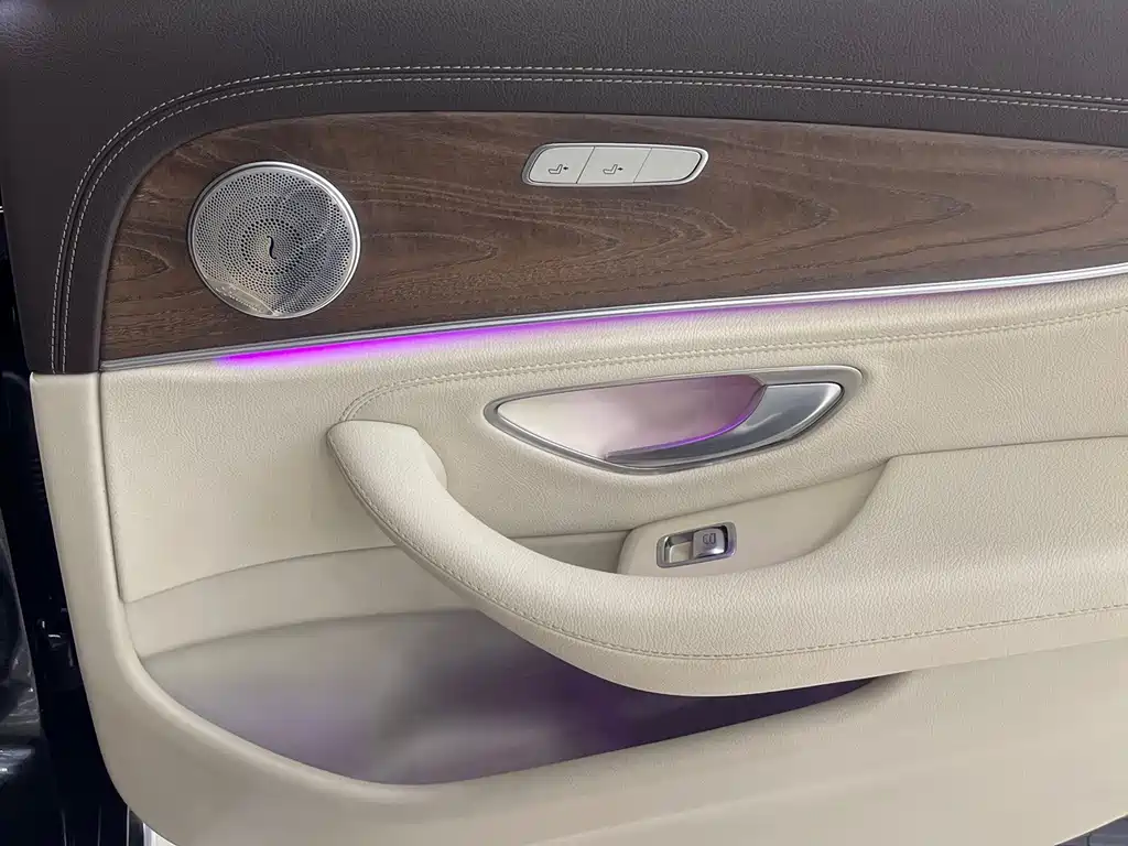 Mercedes-Benz E-Class — миниатюра 13