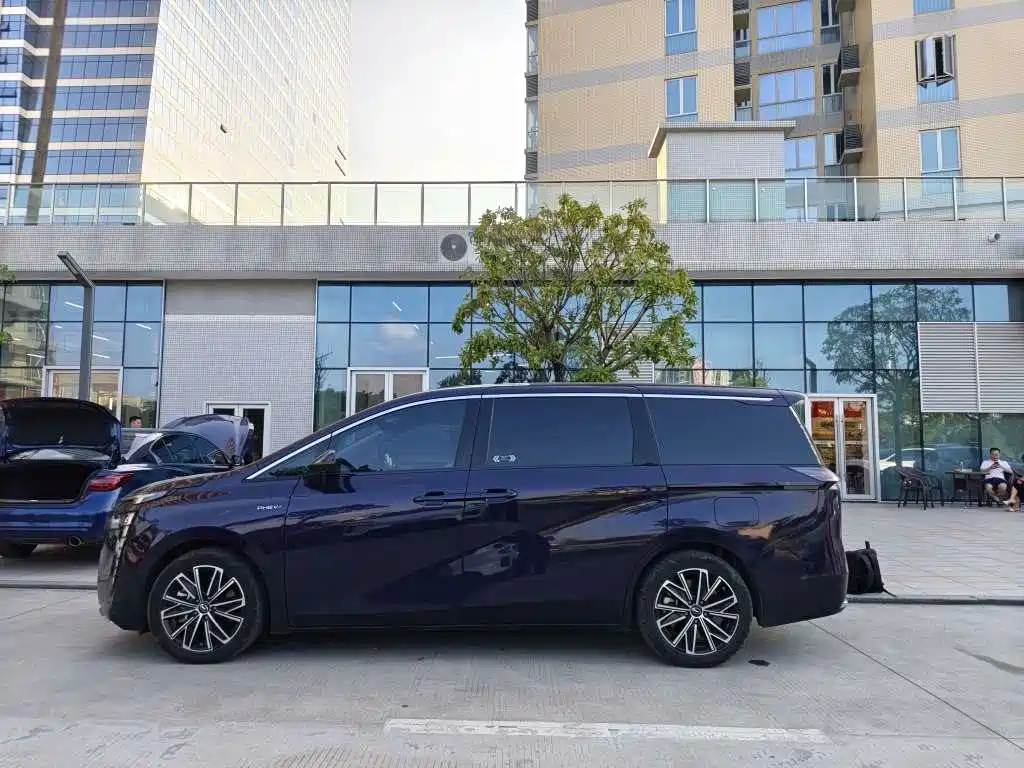 GAC Motor Trumpchi E8 PHEV — миниатюра 3