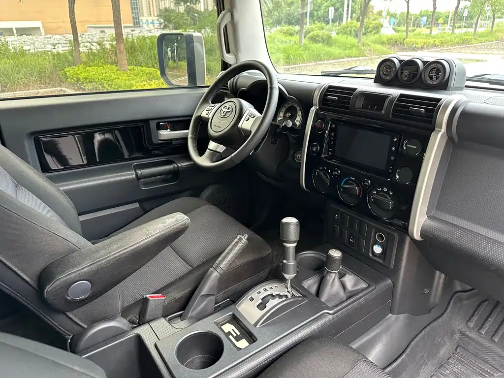 Toyota FJ Cruiser — миниатюра 10
