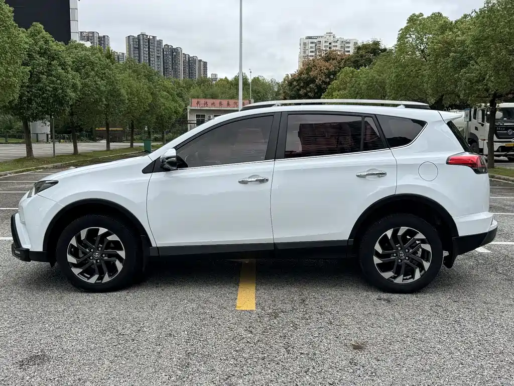 Toyota RAV4 — миниатюра 8