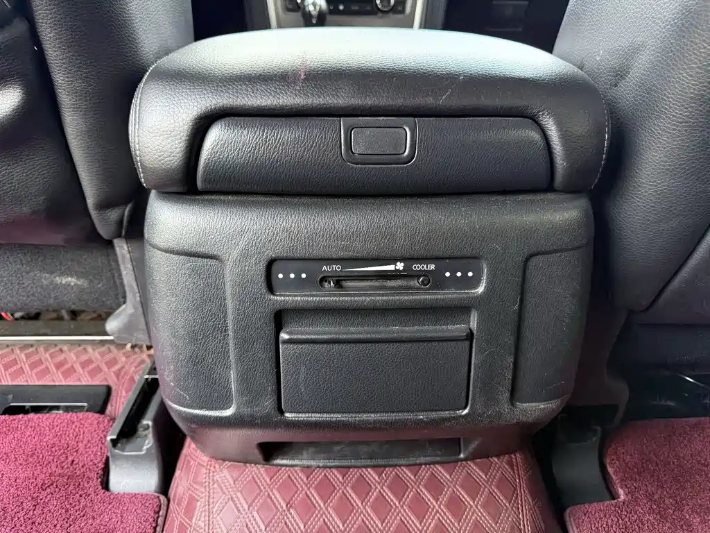 Nissan Patrol — миниатюра 9