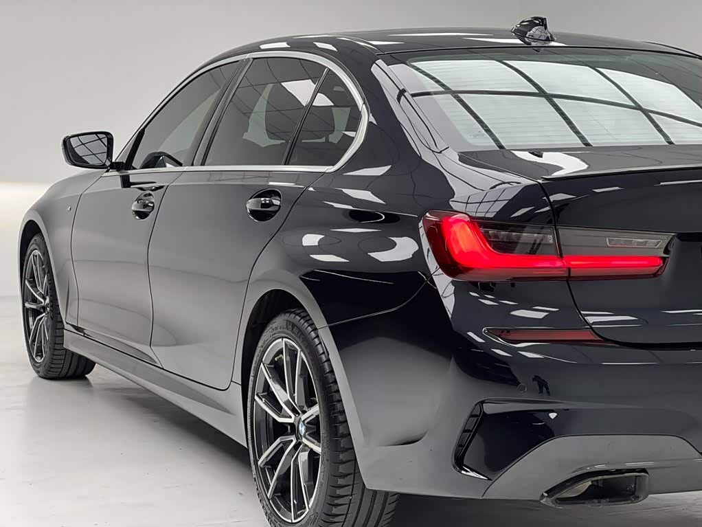 BMW 3 Series 2.0 л 2022 г. Чёрный, пробег 37000 км