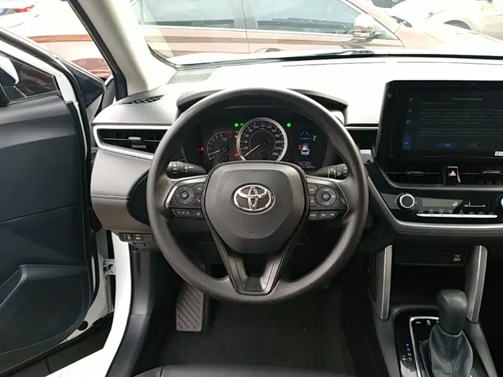 Toyota Corolla Cross — миниатюра 11