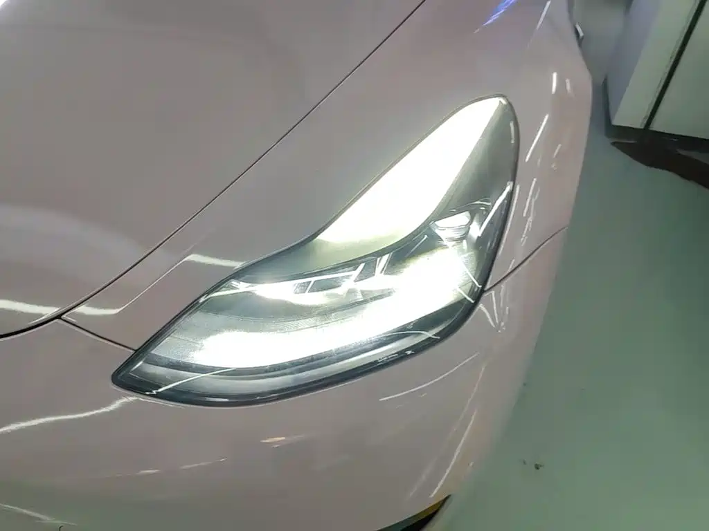 Tesla Model Y — миниатюра 24