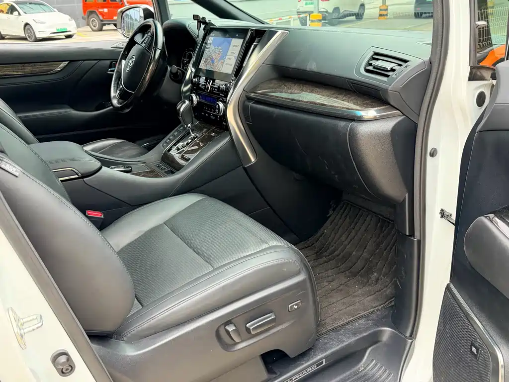 Toyota Alphard — миниатюра 9