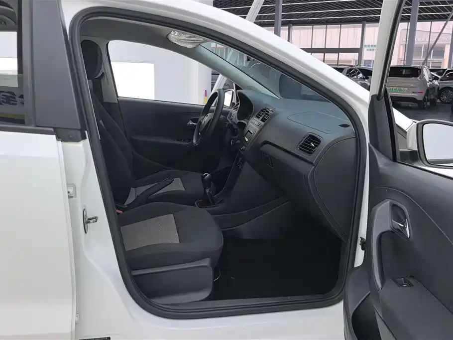 Volkswagen Polo 2016 1.4L MT