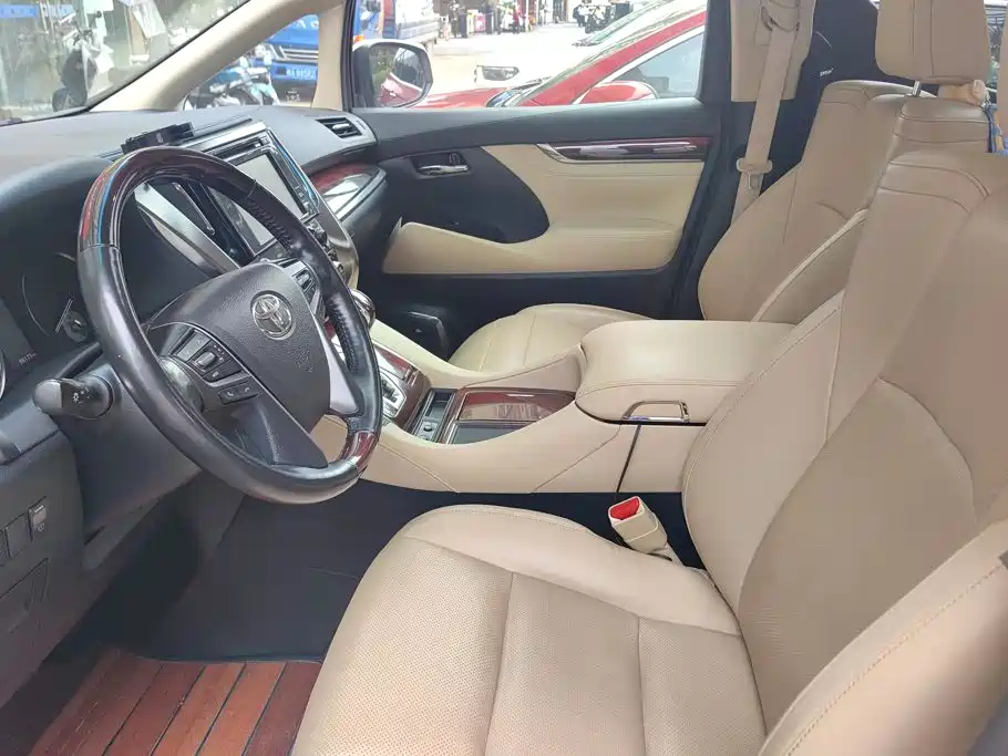 Toyota Alphard — миниатюра 9