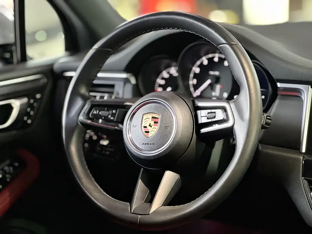 PORSCHE MACAN