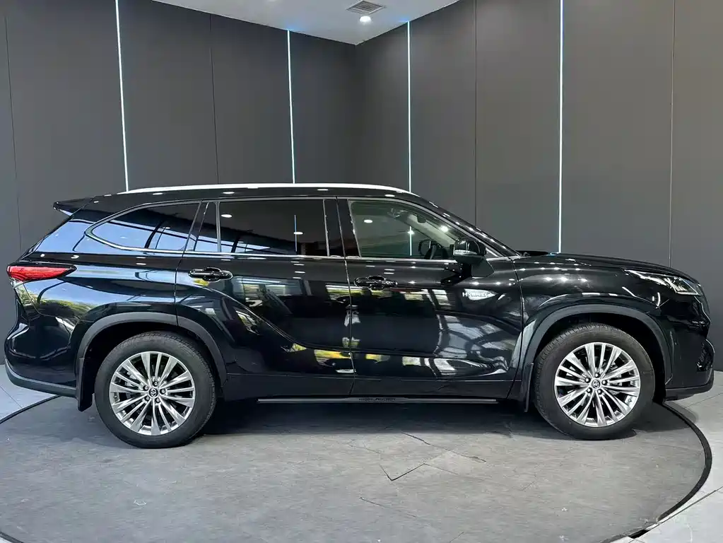 Toyota Highlander 2022 2.5L Luxury 7 мест