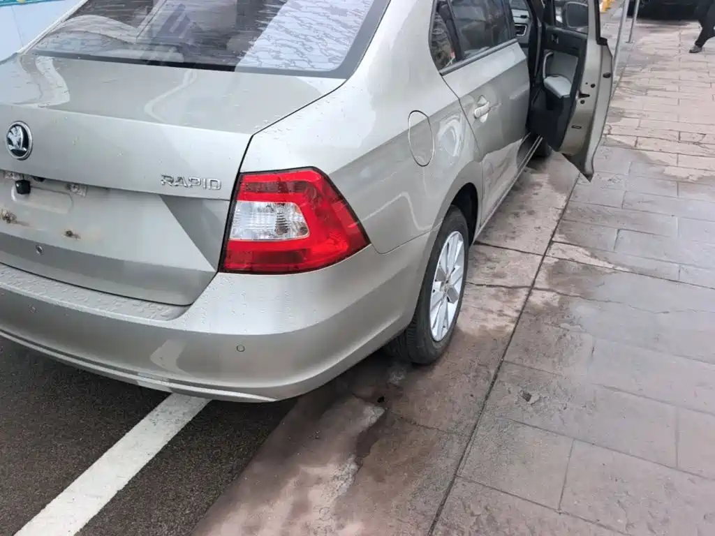 Skoda Rapid — миниатюра 8