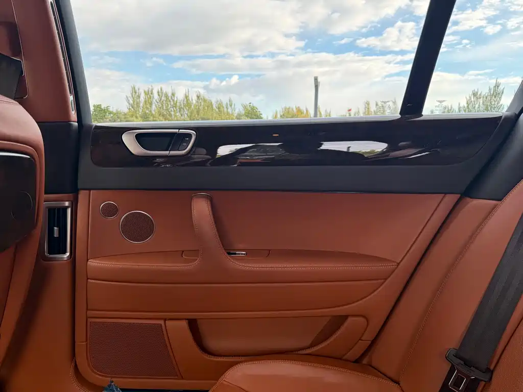 Bentley Flying Spur — миниатюра 25