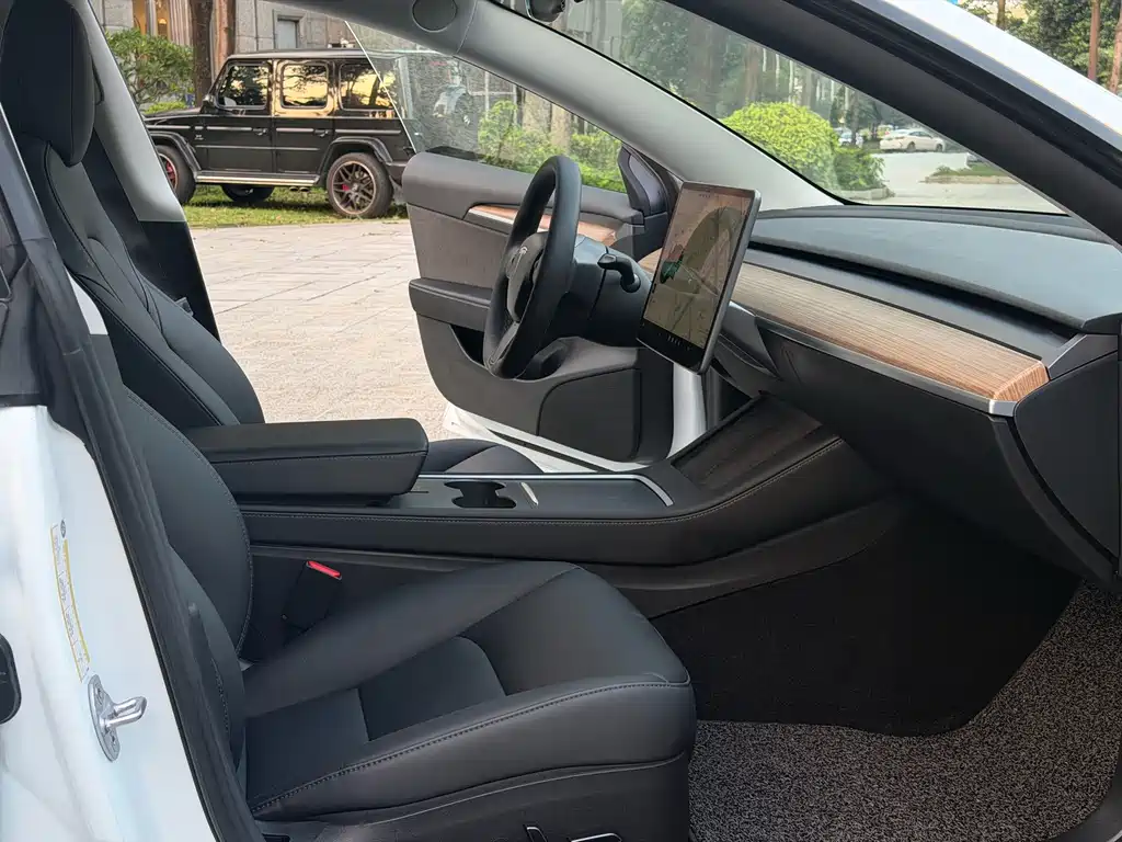 Tesla Model 3 — миниатюра 10