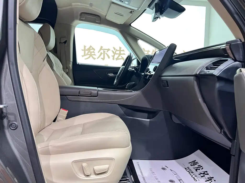 Toyota Alphard — миниатюра 9