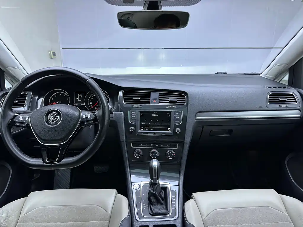 Volkswagen Golf 2017 230TSI AT Luxury