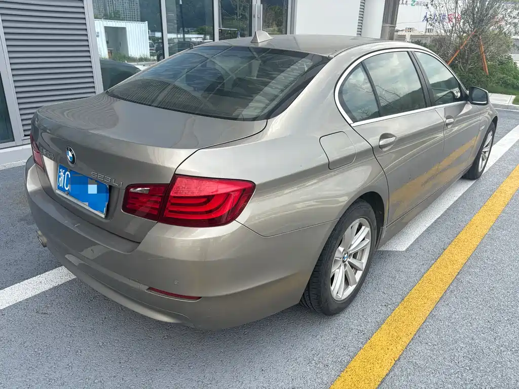 BMW 5 Series — миниатюра 9