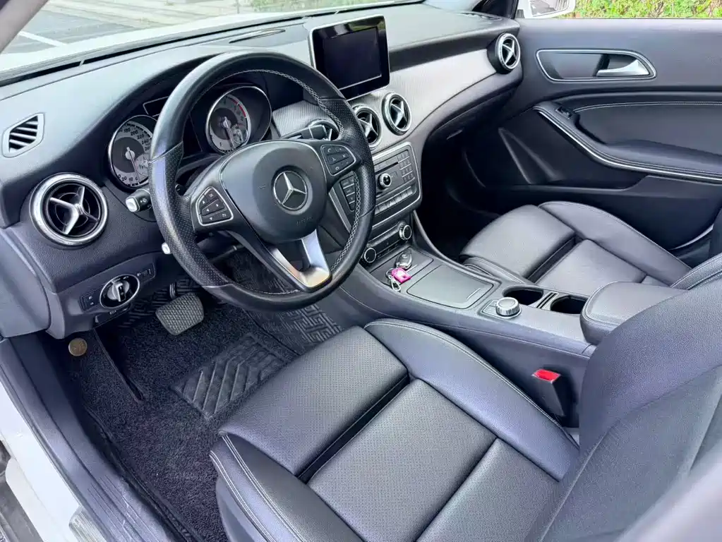 MERCEDES-BENZ GLA