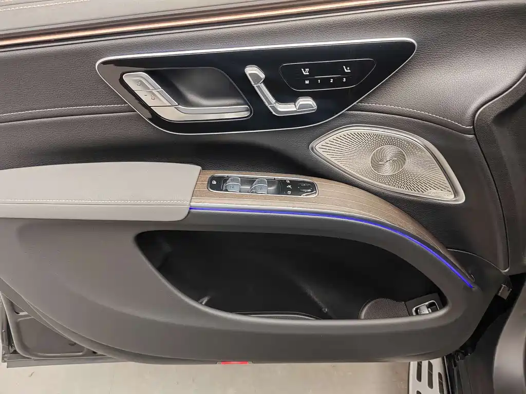 Mercedes-Benz EQS SUV — миниатюра 16