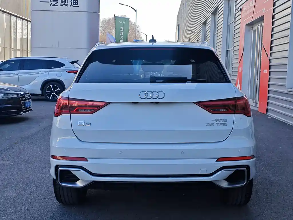 AUDI Q3