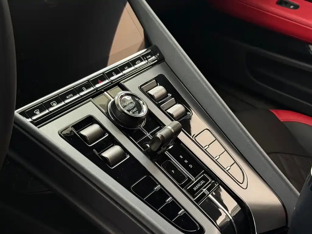 Aston Martin DB12 — миниатюра 15