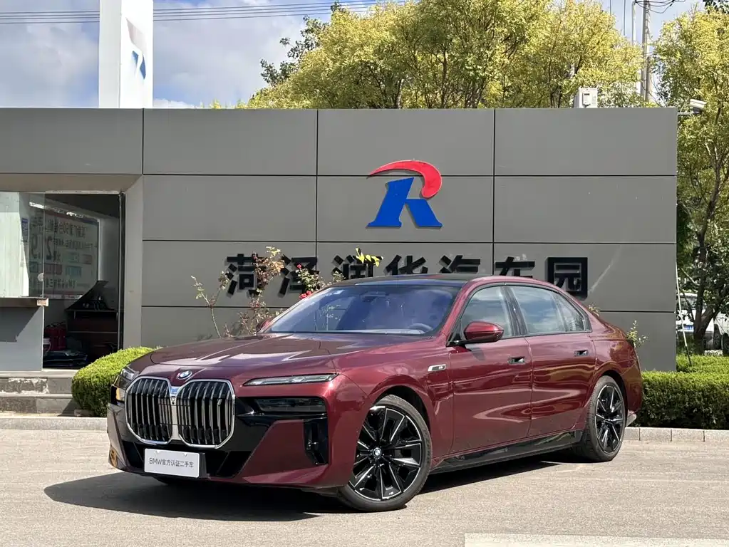 BMW i7