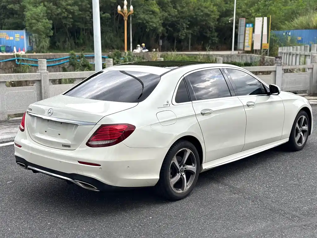 Mercedes-Benz E-Class — миниатюра 5