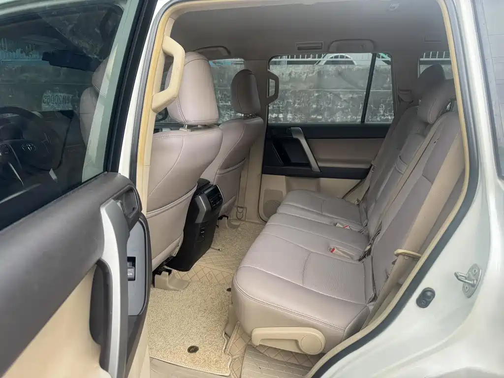 Toyota Land Cruiser Prado 2010 2.7L AT Standard
