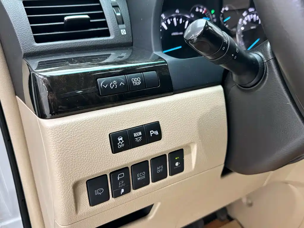 Toyota Alphard — миниатюра 24