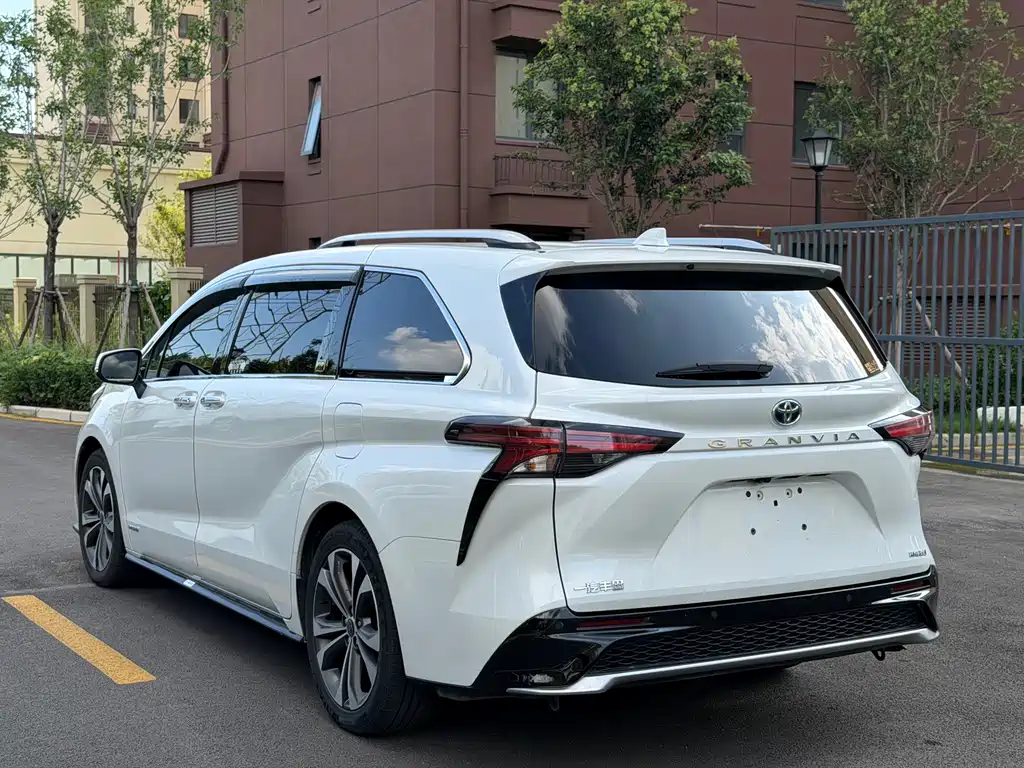 Toyota Granvia — миниатюра 7