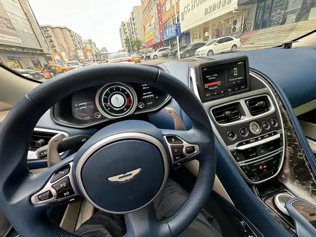 Aston Martin DB11 — миниатюра 2